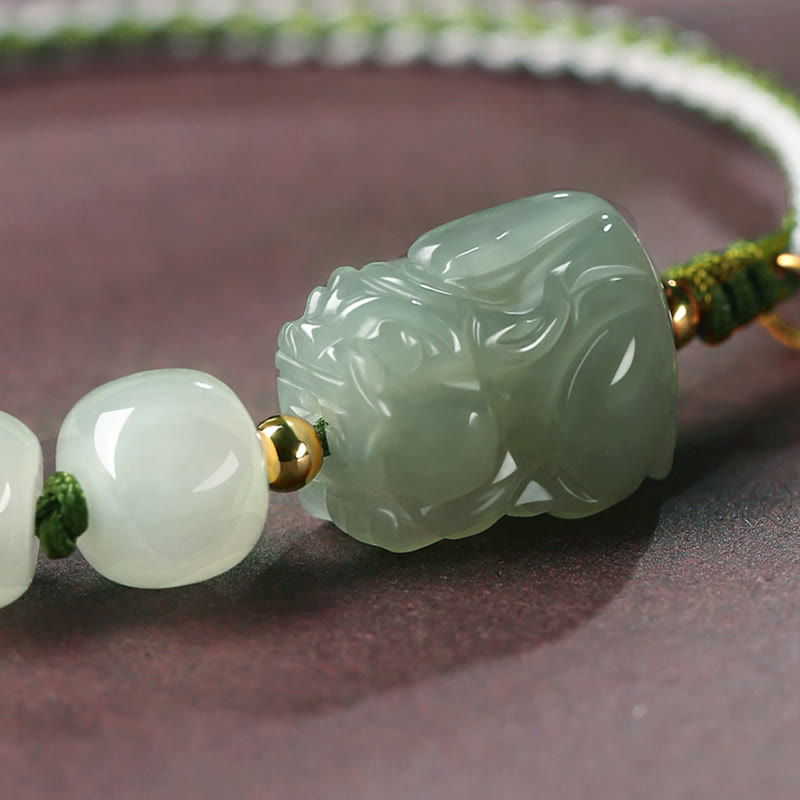 Jade Fu-Zeichen Armband mit weißen Perlen und grüner Schnur Glück.