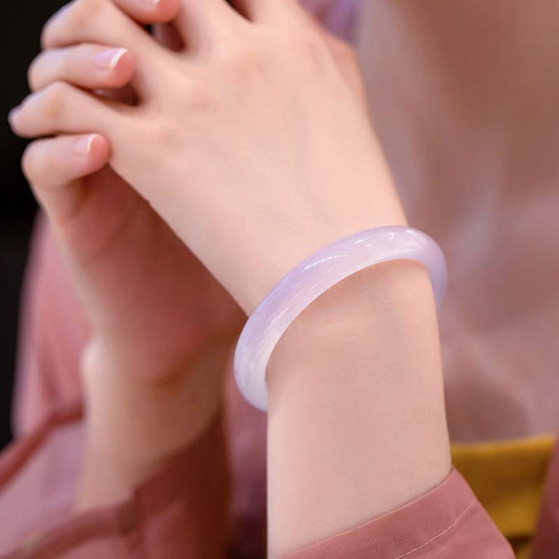 Lavendel Jade Armband – Harmonie am Handgelenk getragen elegant