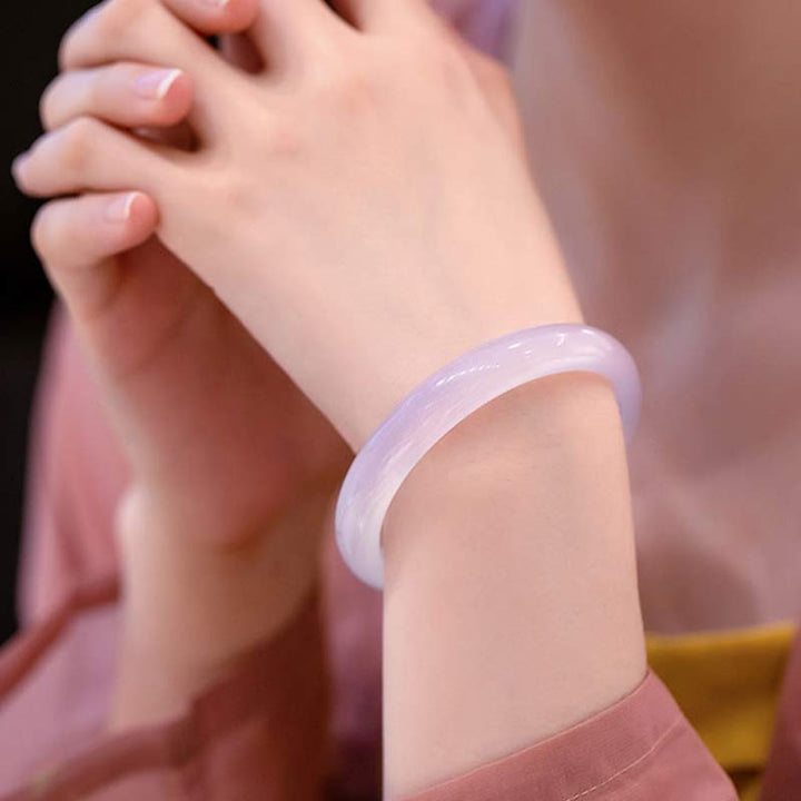 Lavendel Jade Armband – Harmonie am Handgelenk getragen elegant