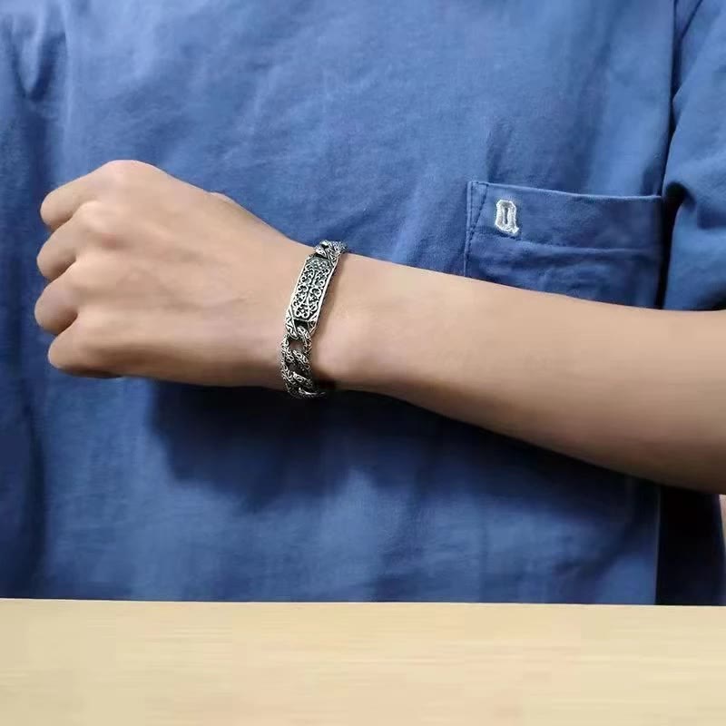 Silbernes Armband – Heilung & Segen am Handgelenk getragen elegant filigran