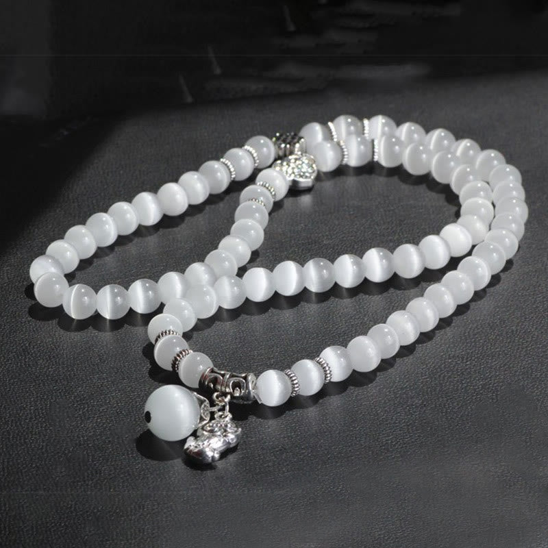 Weißes Katzenauge Armband PiXiu Dreifach mit silbernen Perlen elegant.