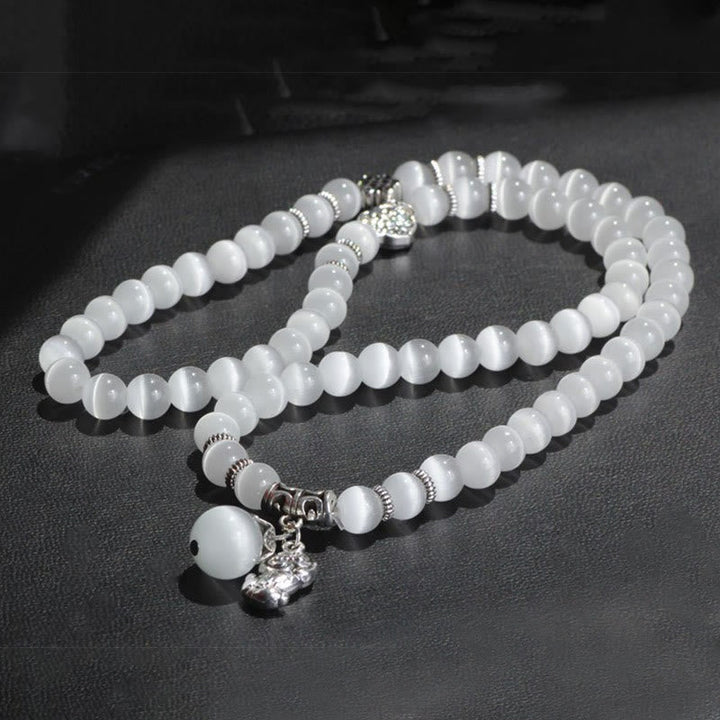 Weißes Katzenauge Armband PiXiu Dreifach mit silbernen Perlen elegant.