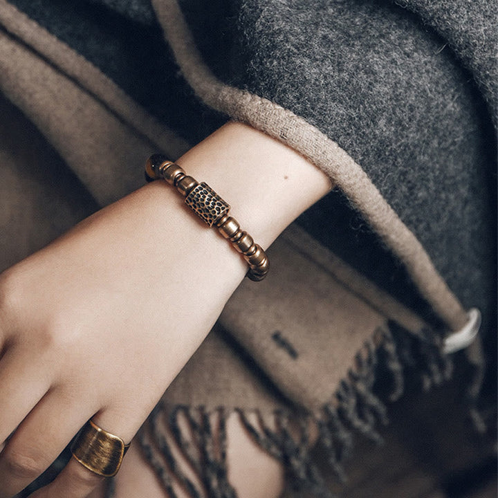 Obsidian Kupfer Armband mit Perlen am Handgelenk elegant getragen