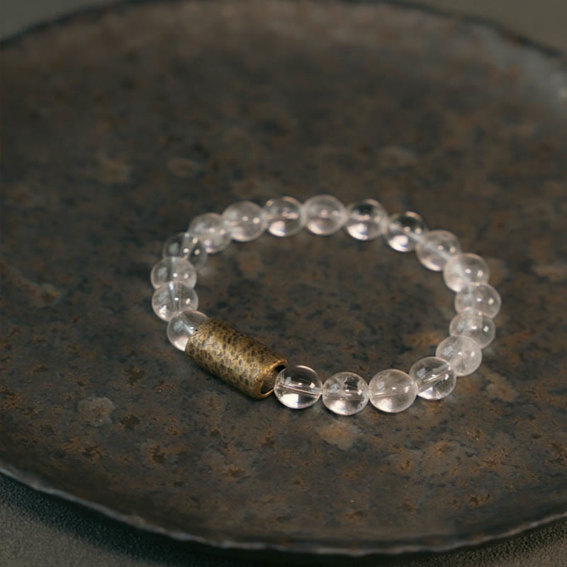 Armband Weißer Kristall – Schutz mit goldenem Zylinder elegantes Perlenarmband