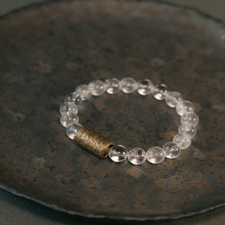 Armband Weißer Kristall – Schutz mit goldenem Zylinder elegantes Perlenarmband