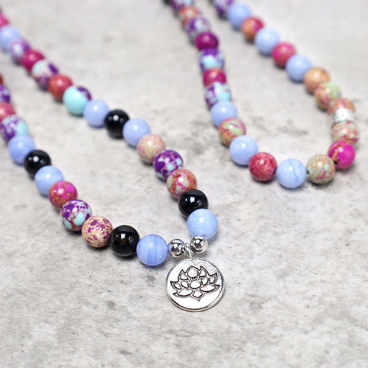Armband Lila Miano Real Lotus mit Perlen auf Marmor Flat Lay Ansicht