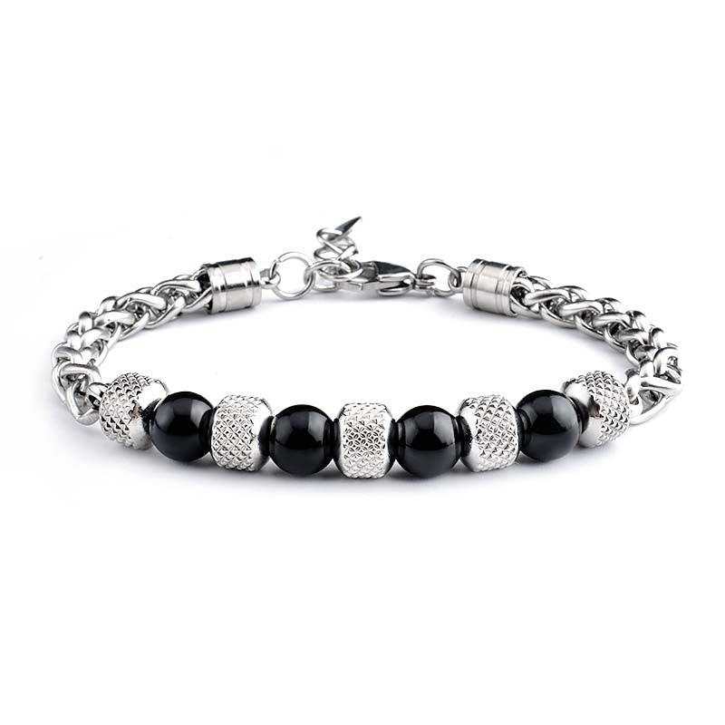 Silbernes Armband mit schwarzen Onyxkugeln auf weißem Hintergrund.