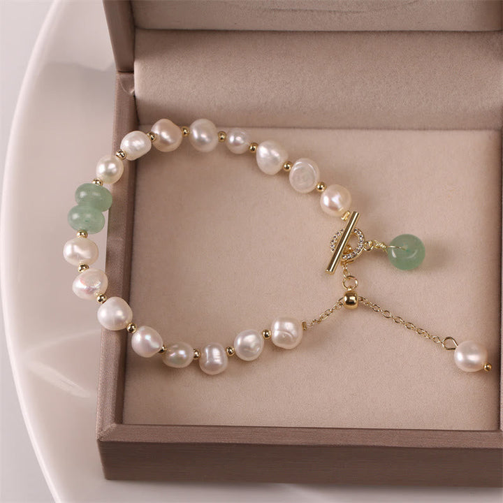 Armband Perlen Jade grün weiß gold elegant Schmuckbox präsentiert