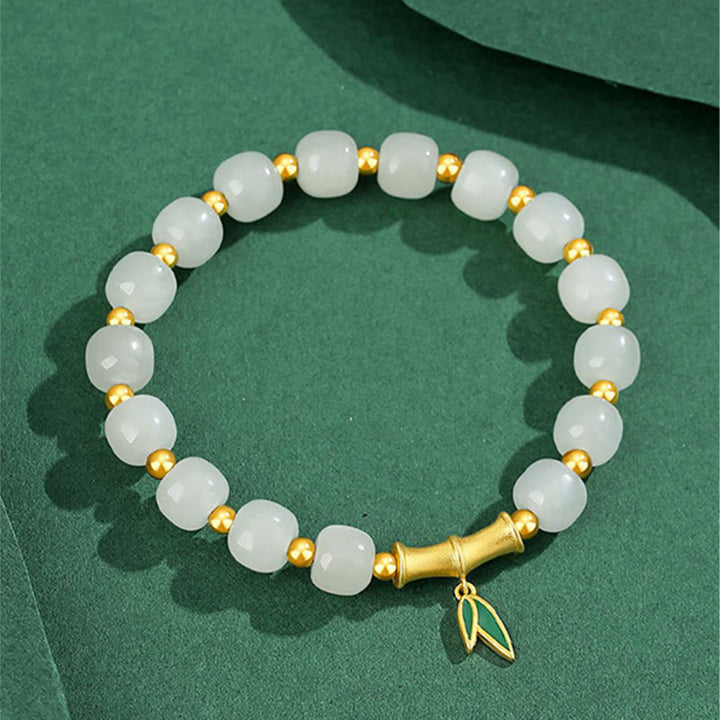 Weiße Jade Armband mit goldenen Perlen und Bambus Anhänger eleganz