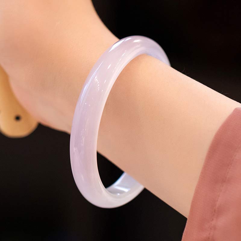 Zartes Lavendel Armband – Harmonie am Handgelenk getragen Naturstein
