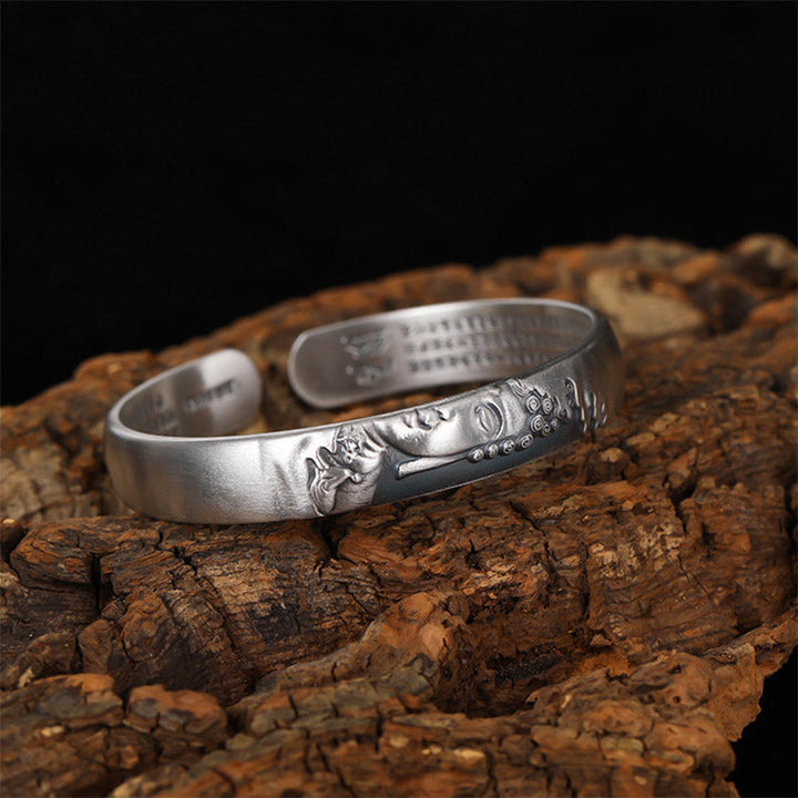 Armband 925 Silber Herzsutra mit Gravur auf Holz präsentiert