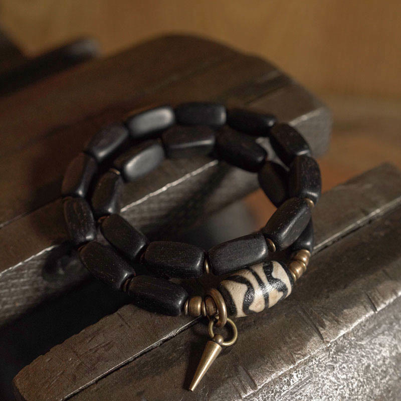 Armband Kupfer Ebenholz schwarze Perlen Spitzenkugel elegant getragen