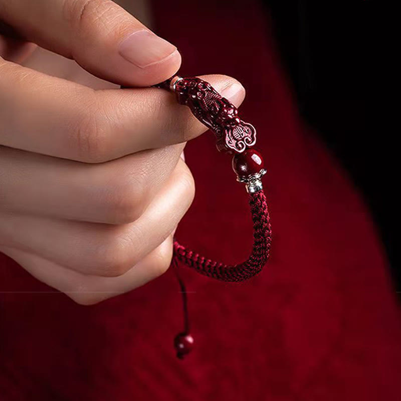 Armband Zinnober Pixiu – Glück & Wohlstand in Hand getragen, rotes Naturstein elastisch
