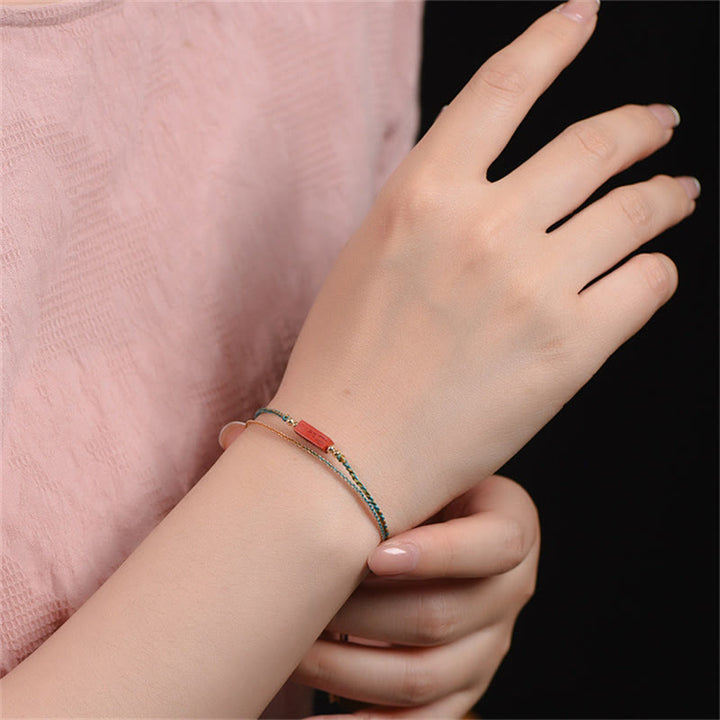 Armband Zinnober – Segen & Balance am Handgelenk elegant getragen