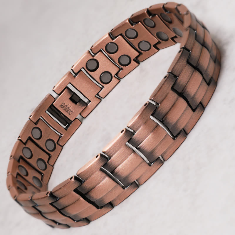 Armband Kupfer Magnetisch Vintage auf Handgelenk getragen Nahaufnahme