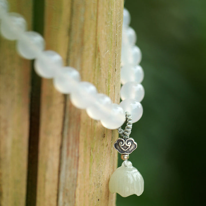 Weißes Achat Jade Lotus Armband mit silbernem Anhänger eleganz