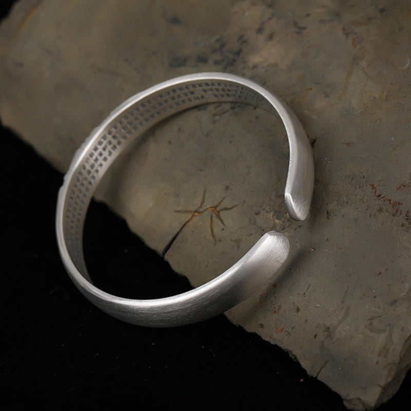 Silbernes Armband 925 Silber Herzsutra auf grauem Untergrund.