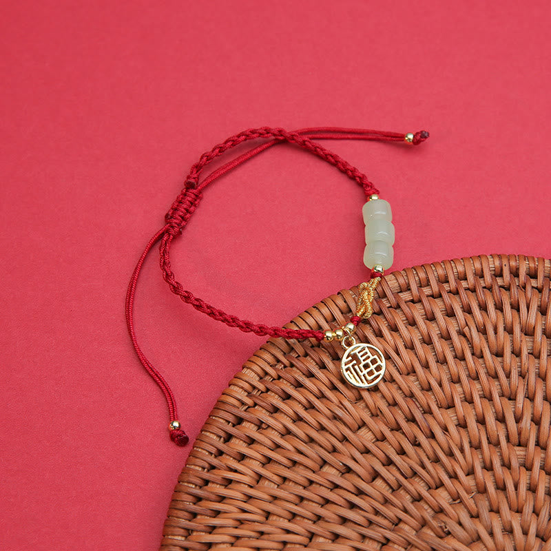 Rotes Armband Jade Fu-Zeichen – Glück & Balance mit grünem Stein elegant.
