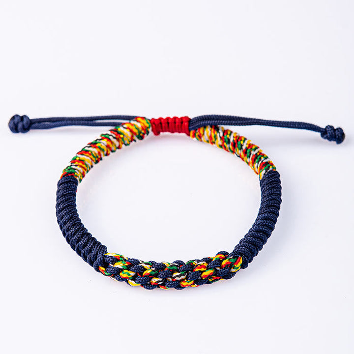 Bunte Mala Armband mit navy Kordel flach auf weißem Hintergrund fotografiert.