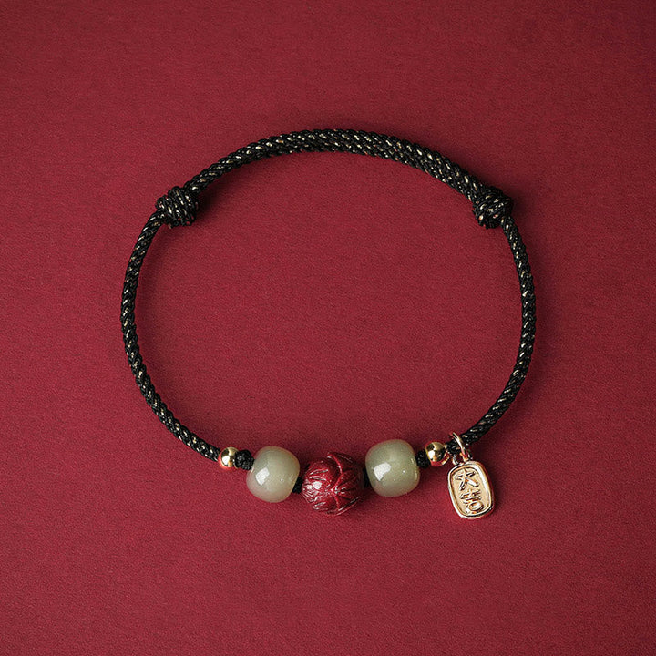 Armband Zinnober Jade Lotus – Glück mit Perlen und Charm elegant.
