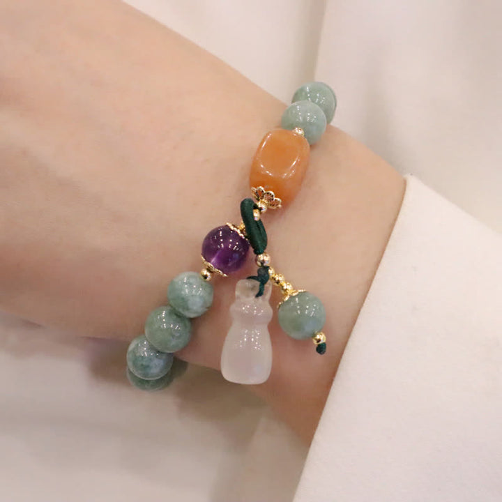Armband Cyan Jade Amethyst Lotus Heilung Frieden am Handgelenk getragen