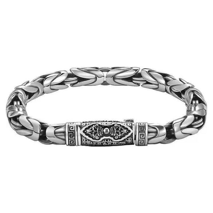 Silbernes Armband mit Löwen-Kopf Motiv und Kettengeflecht Design.
