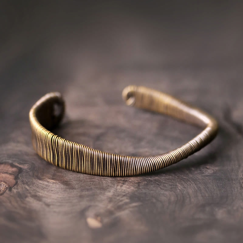 Kupfer Armband mit gerillter Textur elegant auf dunklem Untergrund