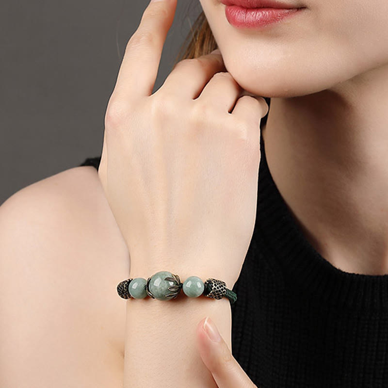 Grünes Jade Armband geflochten am Handgelenk getragen elegant