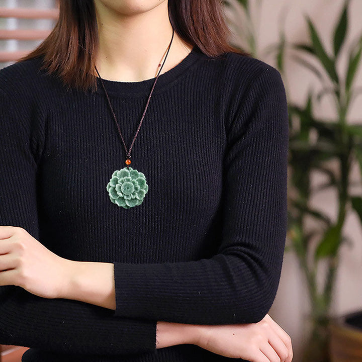 Jade Lotus Kette grüner Stein Anhänger schwarzes Rippenshirt getragen