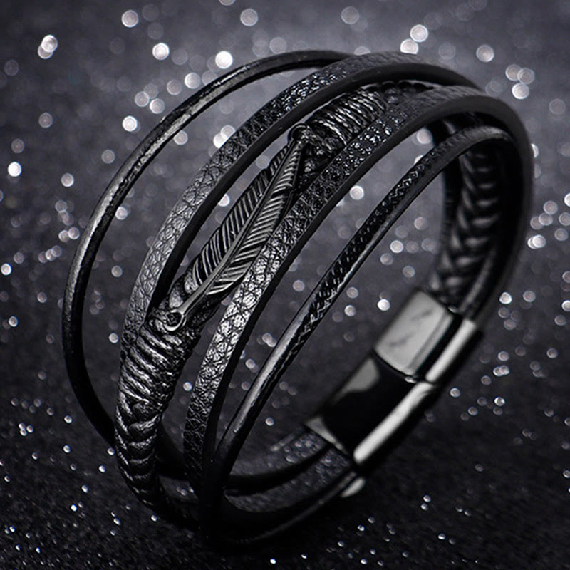 Schwarzes magnetisches Armband mit strukturiertem Design elegant präsentiert.