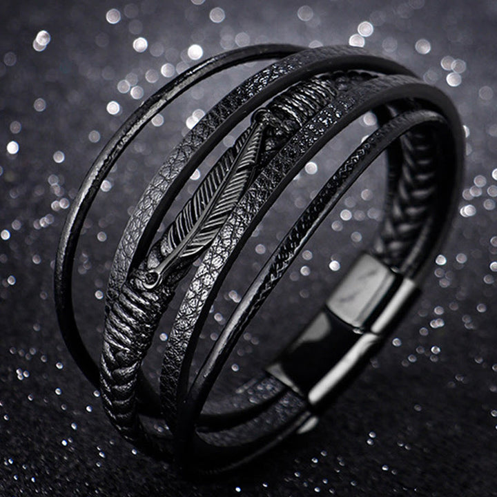 Schwarzes magnetisches Armband mit strukturiertem Design elegant präsentiert.