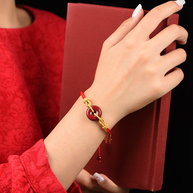Armband Zinnober Frieden Segen Energie rotes Perlen Golddetails Handgelenk