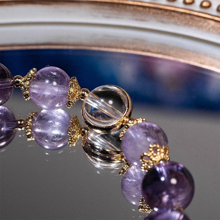 Amethyst Armband mit goldenen Perlen und Kristallsteinen elegant.