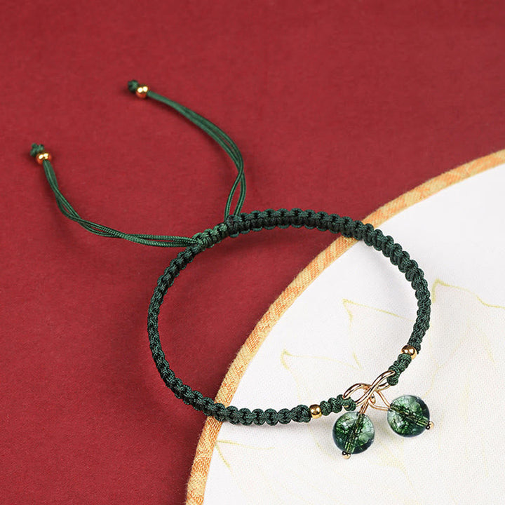 Grünes Makramee Armband mit Quarz Perlen Anhängern elastisch.