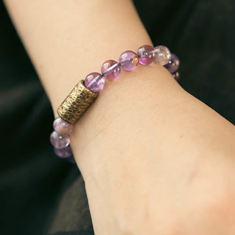 Amethyst Armband mit goldenem Verschluss am Handgelenk getragen elegant