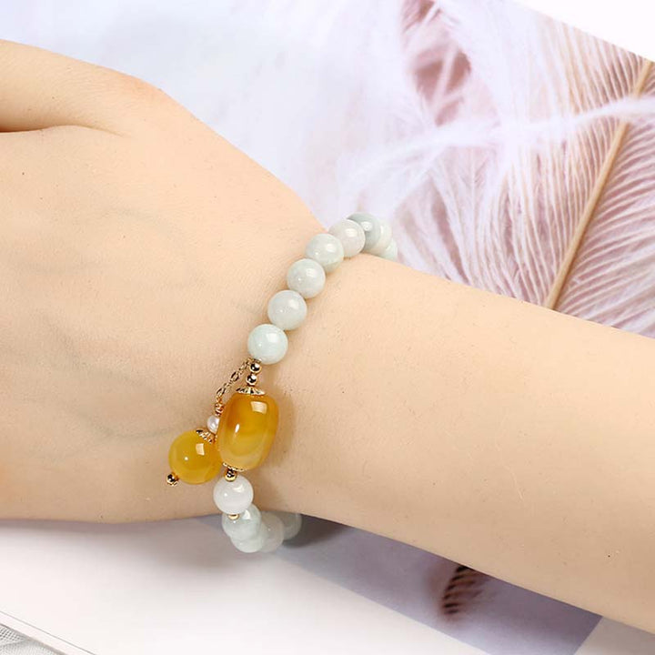 Armband Weiße Jade Achat am Handgelenk getragen goldene Perlen Schutz