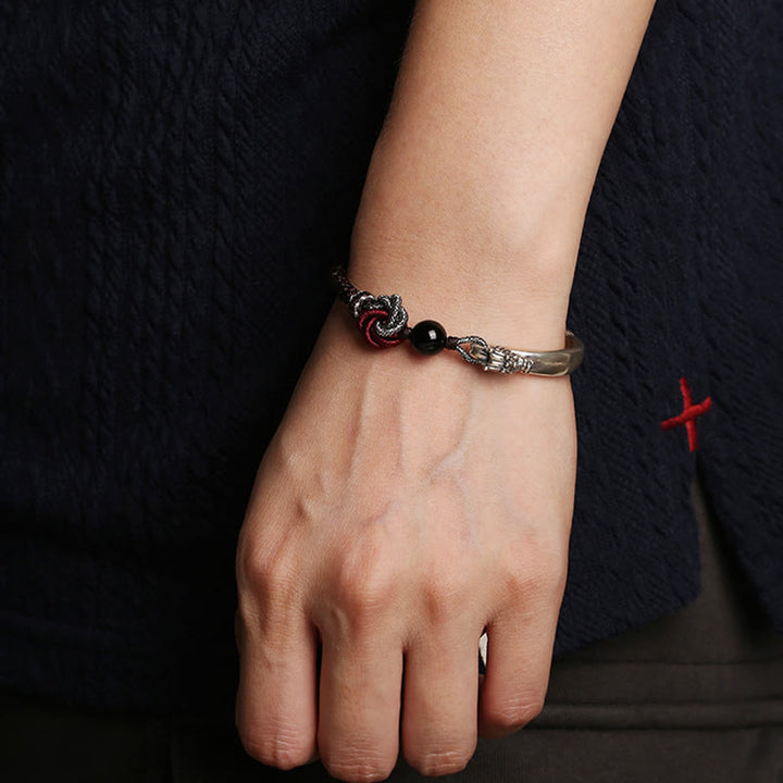 Armband 925 Silber Drachen mit roten Steinen elegant am Handgelenk getragen
