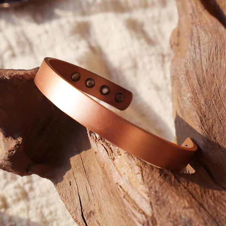 Kupfer Magnetisch Armband am Handgelenk getragen, Naturholz Hintergrund Harmonie