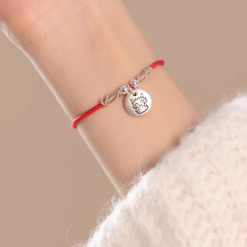 Rotes Armband 925 Silber Chinesisches Tierkreis Charm am Handgelenk getragen