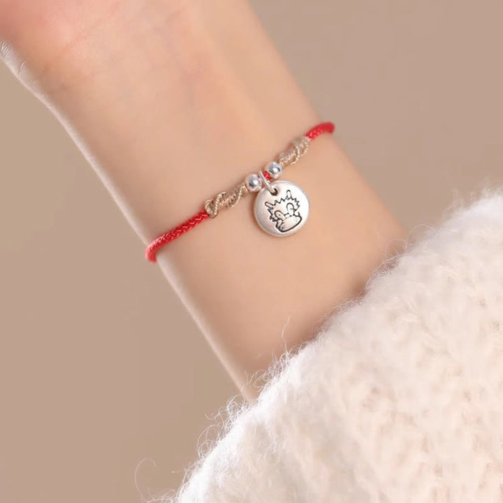 Rotes Armband 925 Silber Chinesisches Tierkreis Charm am Handgelenk getragen