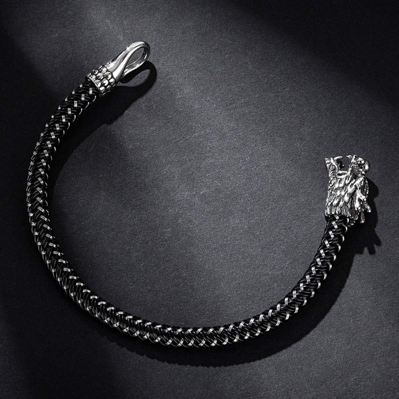 Silbernes Drachen Armband Flachlage schwarzer Hintergrund Schutz Glück Schmuck