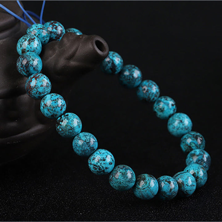 Türkises Perlen-Armband mit schwarzem Lava-Stein elegant präsentiert.