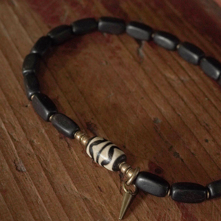 Armband Kupfer Ebenholz Balance schwarze Perlen Handgelenk getragen