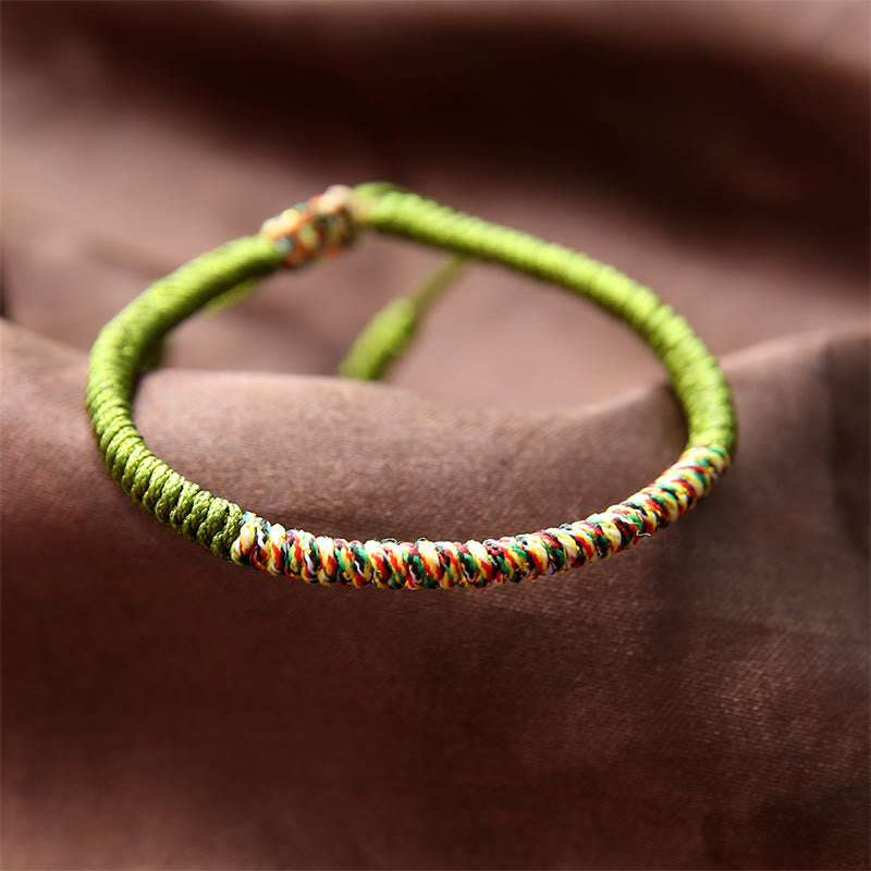 Grünes Armband – Glück & Stärke mit bunten Seidenfäden elastisch