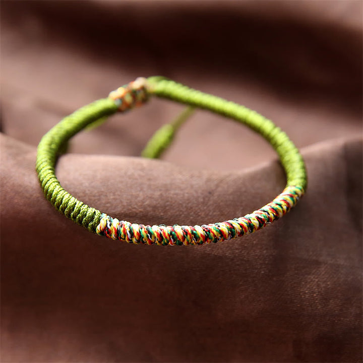 Grünes Armband – Glück & Stärke mit bunten Seidenfäden elastisch