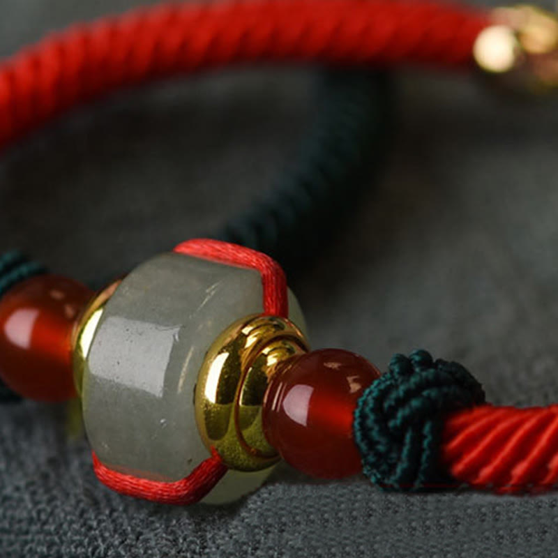 Armband Grüner Aventurin mit roten Kordeln und goldenen Perlen elegantes Design.