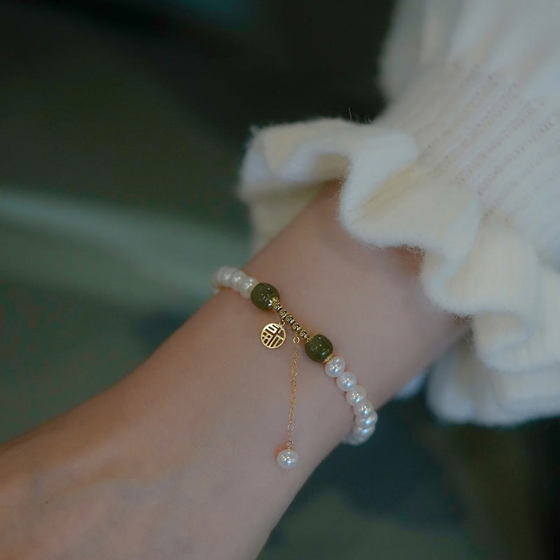Armband Perle Jade – Glück elegant am Handgelenk getragen grün weiß