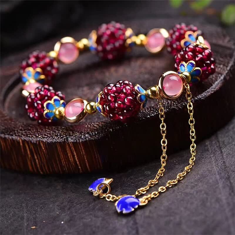 Armband Granat Garnet mit roten Steinen und goldenen Verzierungen Nahaufnahme
