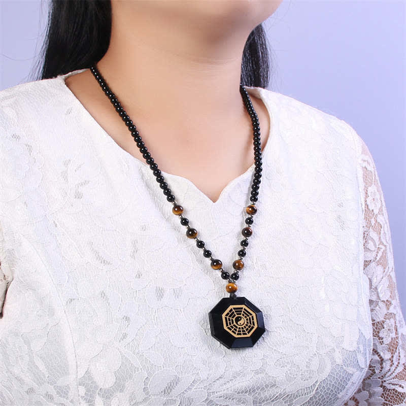 Anhänger Kette schwarzer Obsidian getragen