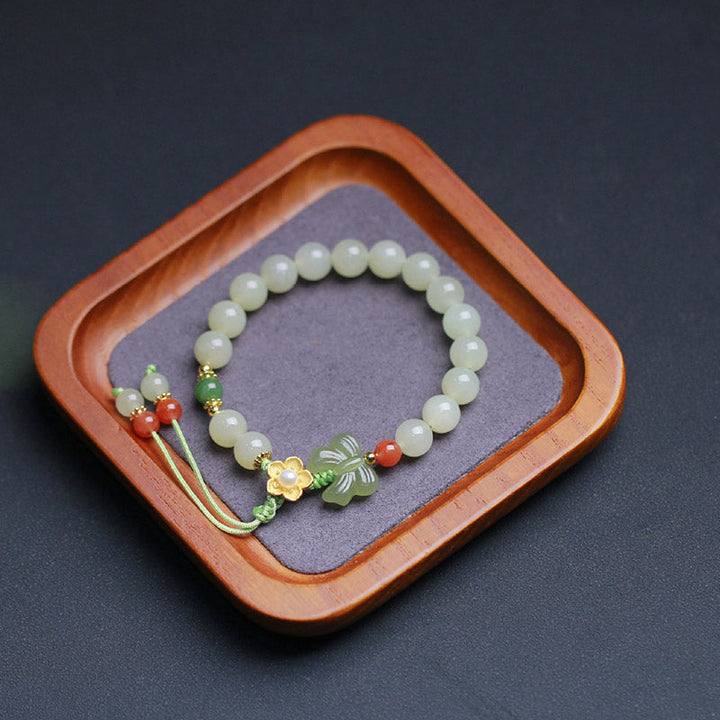 Jade Armband mit Schmetterling Charm, Glück und positive Energie fördernd elegant.